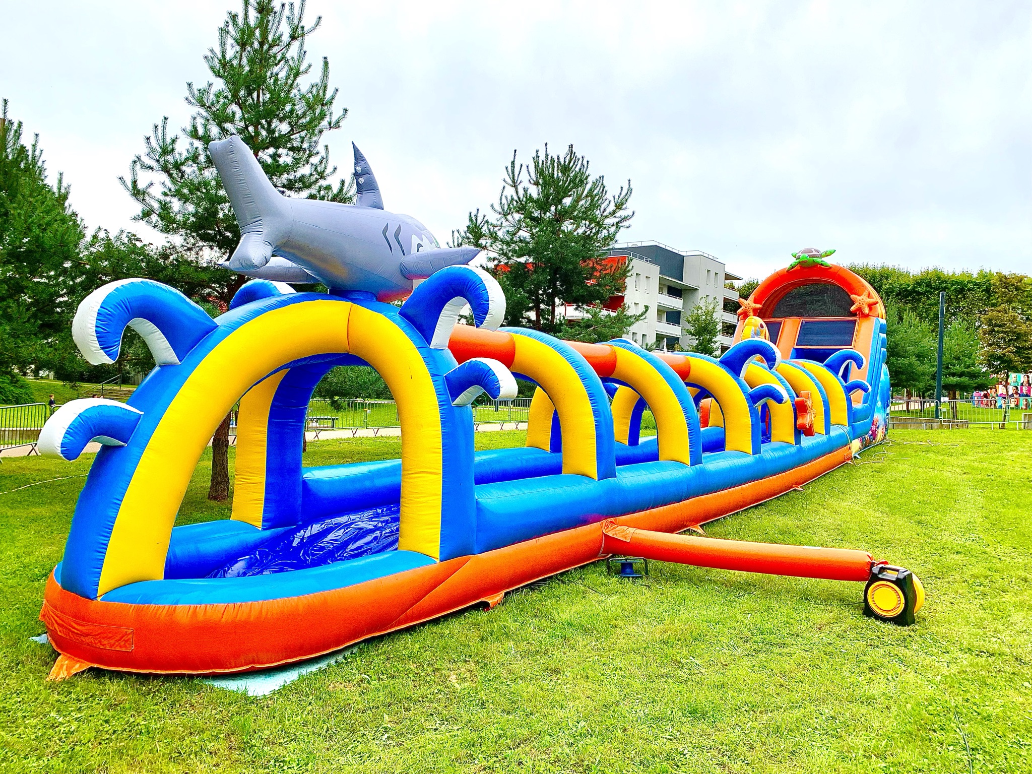 location de jeux aquatiques gonflables - LE TOBOGGAN VENTRIGLISSE OCEAN